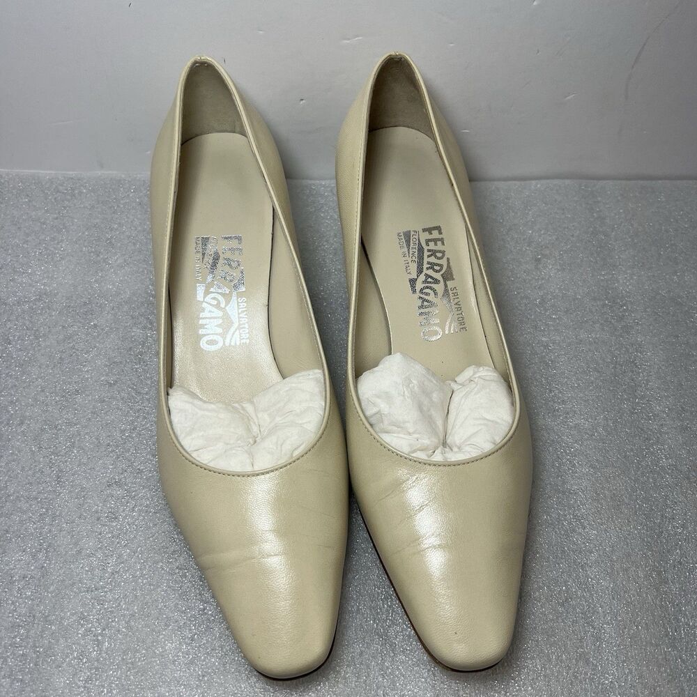 SALVATORE FERRAGAMO Cream Beige Leather Classic Low Pump Heel Shoes 5.5 B